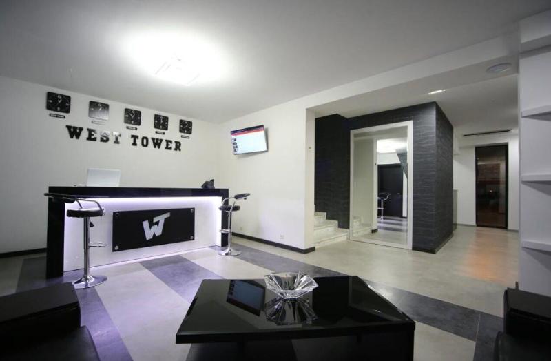 West Tower Hotel - Lobi