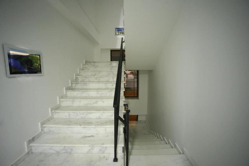West Tower Hotel - Lobi