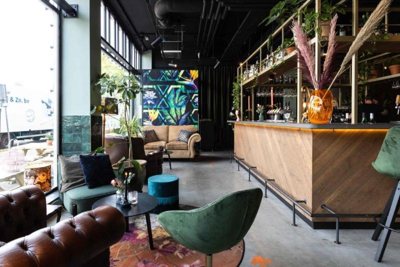 Conscious Hotel The Tire Station - Bar