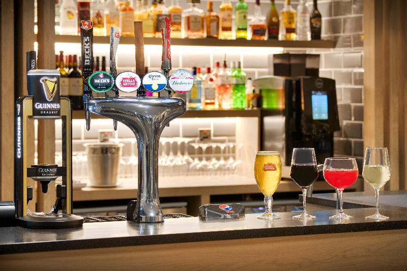 Holiday Inn Express Cambridge West Cambourne - Bar
