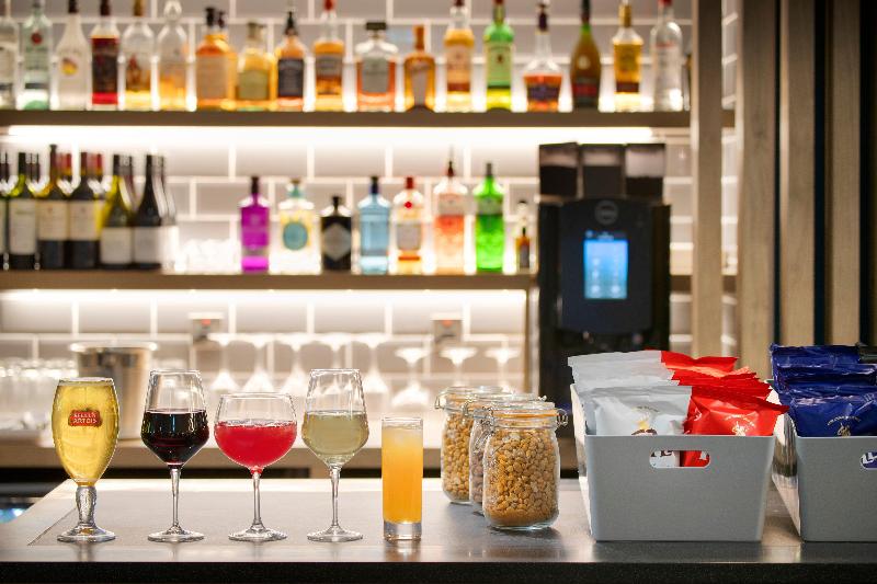 Holiday Inn Express Cambridge West Cambourne - Bar