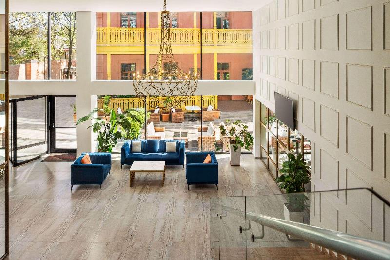 Ramada by Wyndham Tbilisi Old City - Lobi