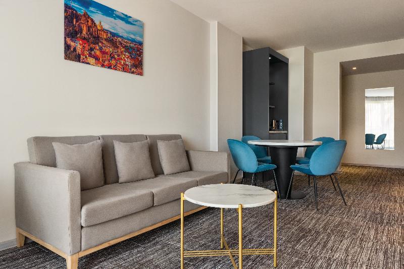 Ramada by Wyndham Tbilisi Old City - Oda