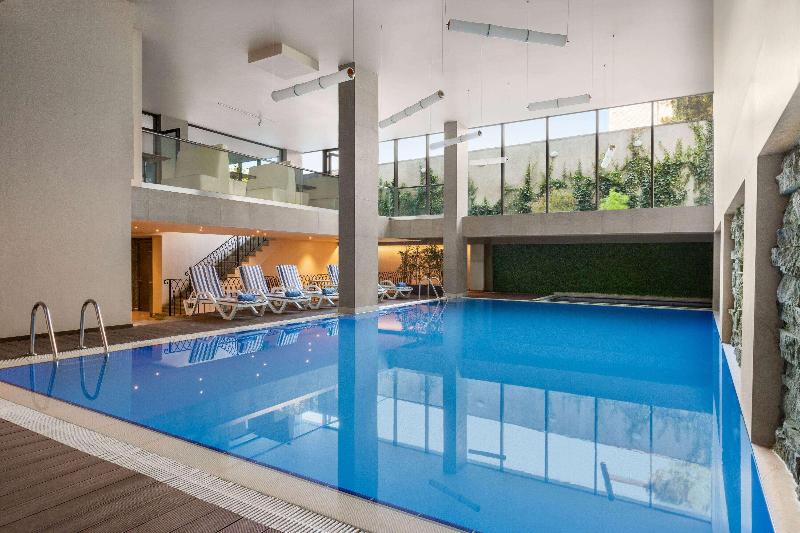 Ramada by Wyndham Tbilisi Old City - Havuz