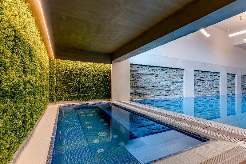Ramada by Wyndham Tbilisi Old City - Havuz