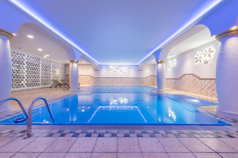 MONDI Hotel Tscherms - Havuz