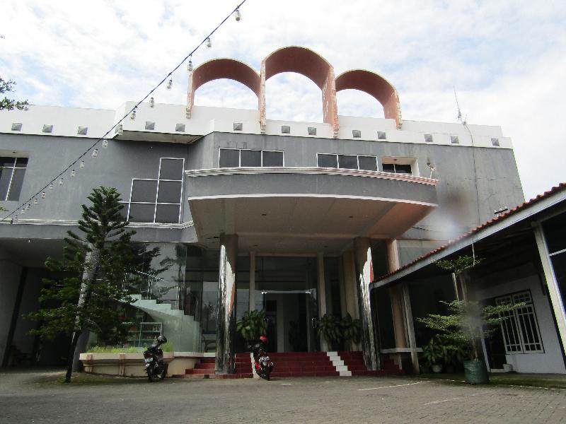 Hotel Kencana Jaya by ZUZU - Genel