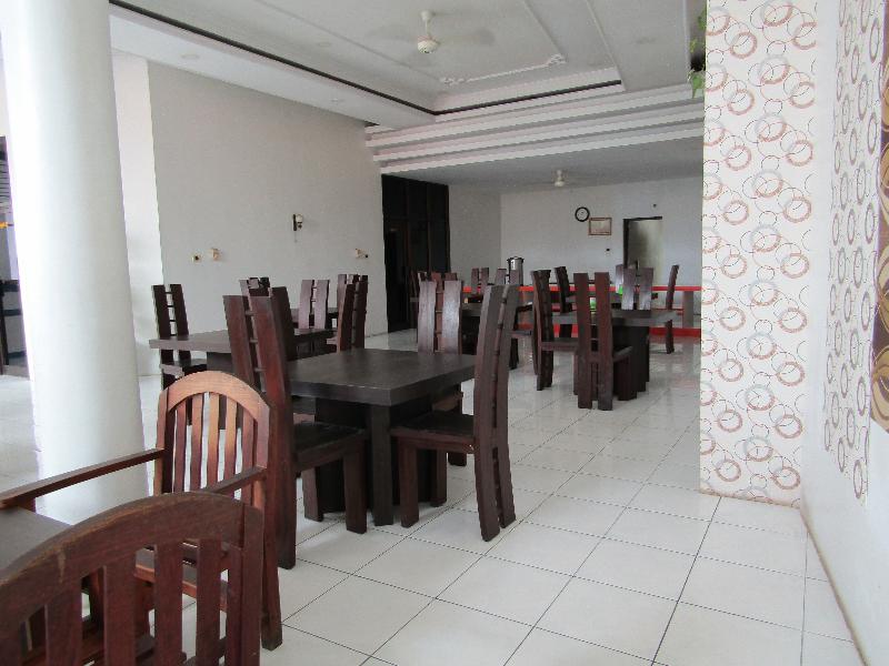 Hotel Kencana Jaya by ZUZU - Restoran