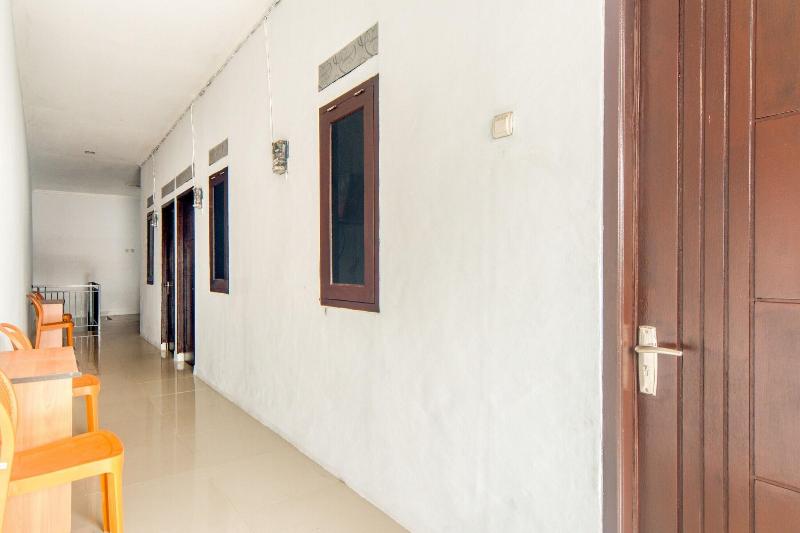 Formerly RedDoorz near Graha Cijantung Mall - Lobi