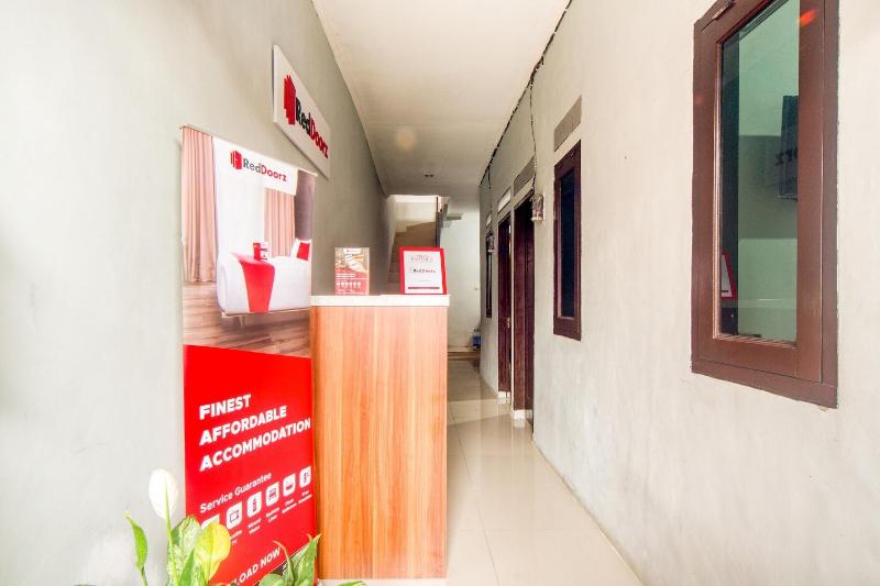 Formerly RedDoorz near Graha Cijantung Mall - Lobi