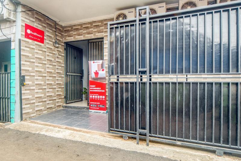 Formerly RedDoorz near Graha Cijantung Mall - Genel