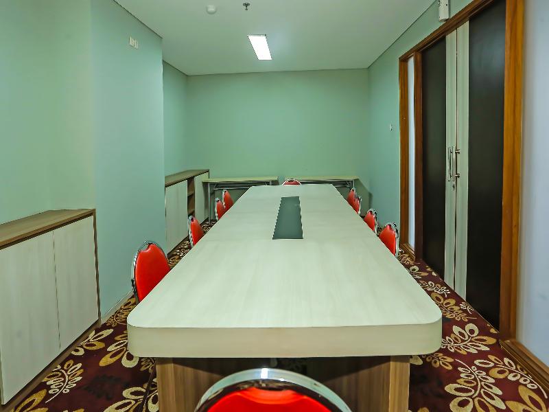 Super Oyo Townhouse Oak Ht Fiducia Pondok Gede - Lobi