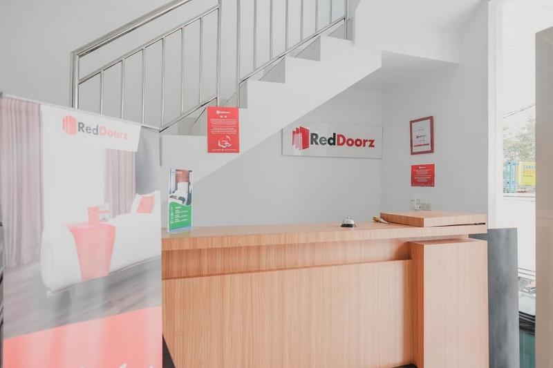 Formerly RedDoorz Syariah near Transmart Lampung - Lobi