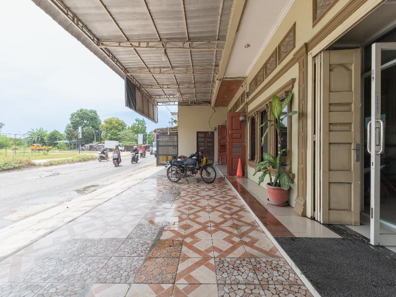 Formerly RedDoorz near CitraLand Gama City Medan - Lobi
