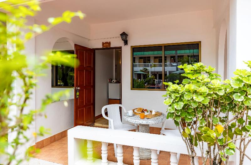 The Expat Hotel - Teras