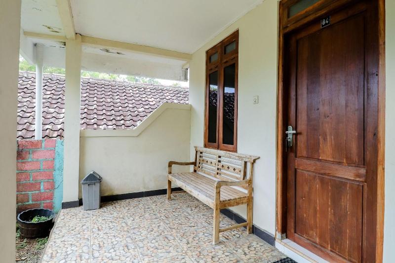 Rock Garden Homestay & Resto by ZUZU - Lobi