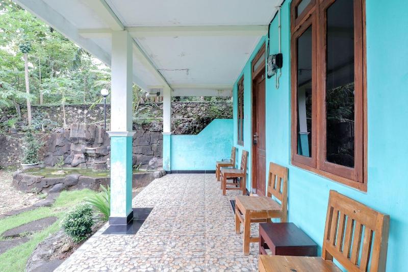 Rock Garden Homestay & Resto by ZUZU - Lobi
