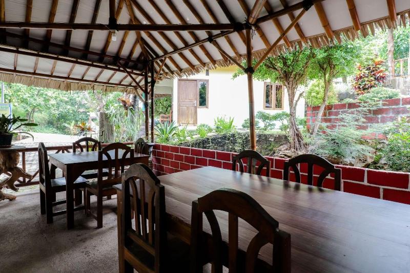 Rock Garden Homestay & Resto by ZUZU - Restoran