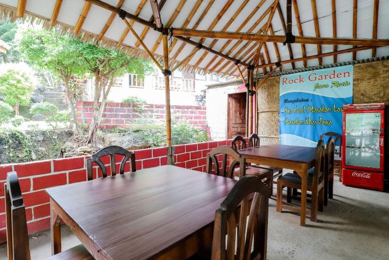 Rock Garden Homestay & Resto by ZUZU - Restoran