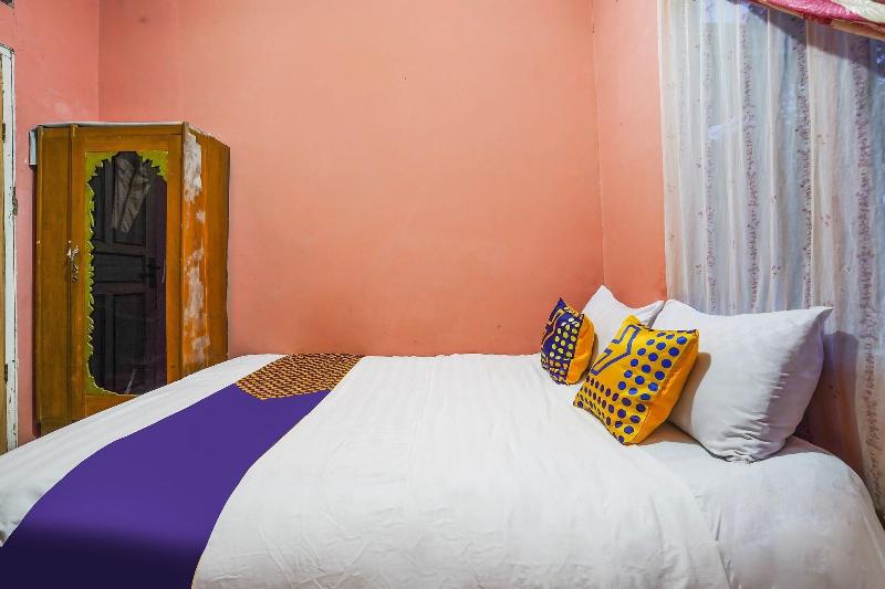 OYO Homes 90916 Eco Tourism Geopark Rajamandala Ho - Oda
