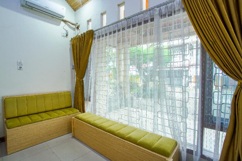 OYO 90643 Suri Guest House Syariah - Lobi