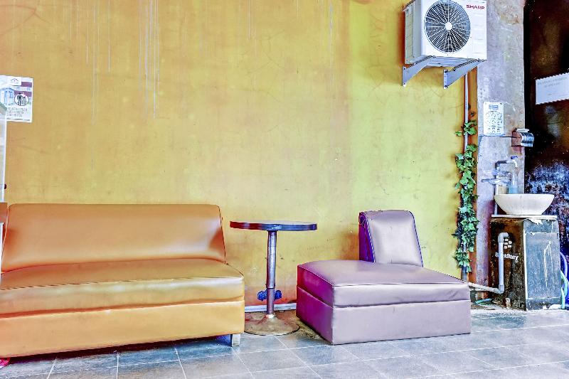 Super OYO 90692 Point Hostel - Lobi