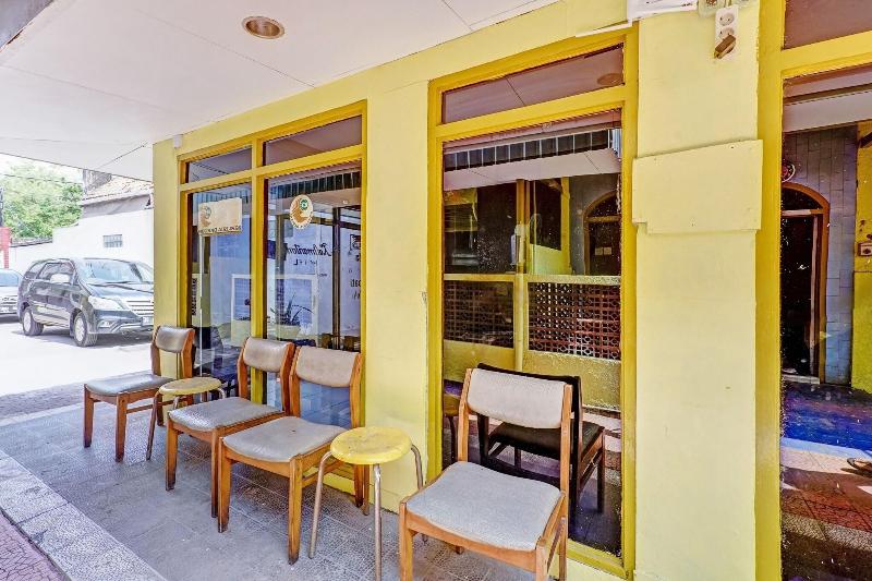 OYO Flagship 90717 Hotel Kalimantan Surabaya - Lobi
