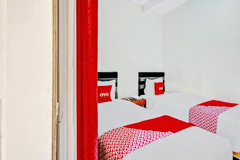 OYO Flagship 90717 Hotel Kalimantan Surabaya - Oda