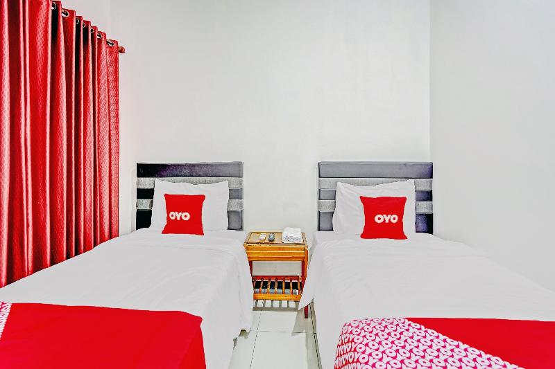 OYO Flagship 90717 Hotel Kalimantan Surabaya - Oda