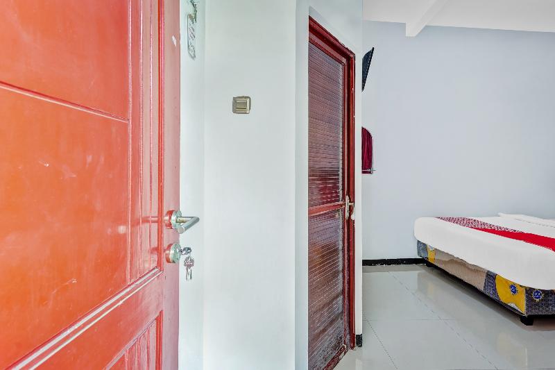 OYO Flagship 90717 Hotel Kalimantan Surabaya - Oda