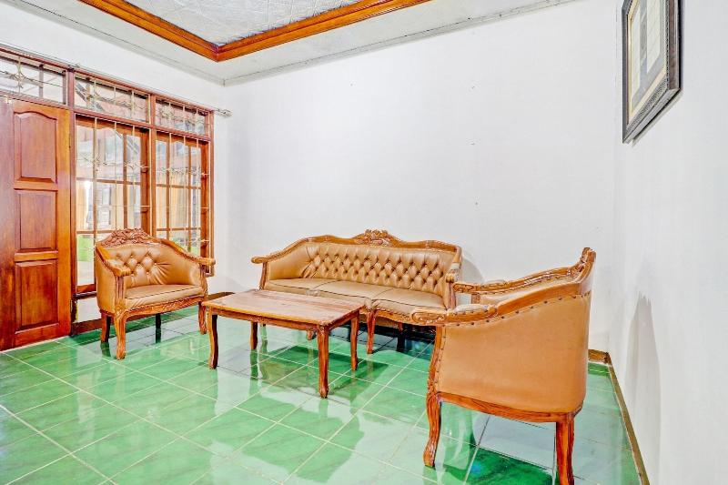 OYO Homes 90849 Cibeunying Homestay Cibodas Mariba - Lobi