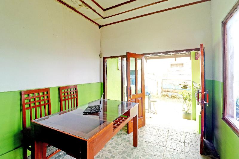 OYO Homes 90849 Cibeunying Homestay Cibodas Mariba - Lobi
