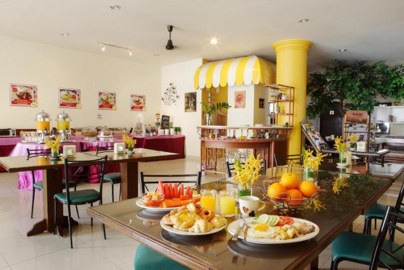People Place Boutique in Town Hotel by ZUZU - Restoran