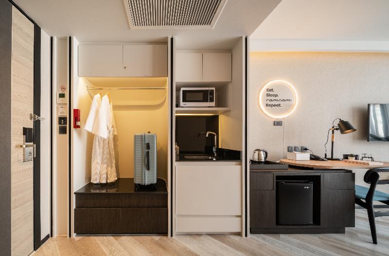 Seekers Finders Rama IV Hotel, SureStay Collection - Oda