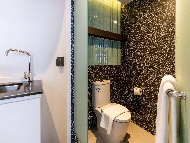 Seekers Finders Rama IV Hotel, SureStay Collection - Oda