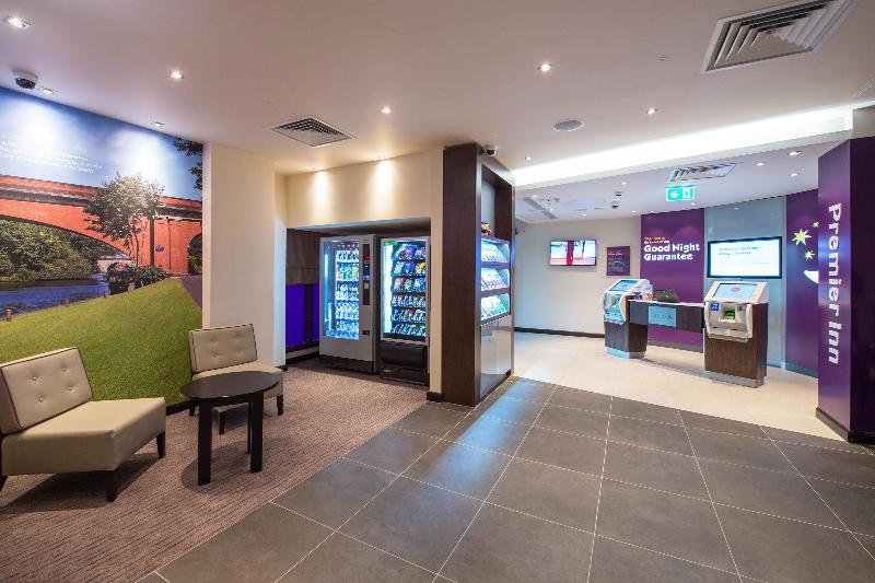 Premier Inn Maidenhead Town Centre - Lobi