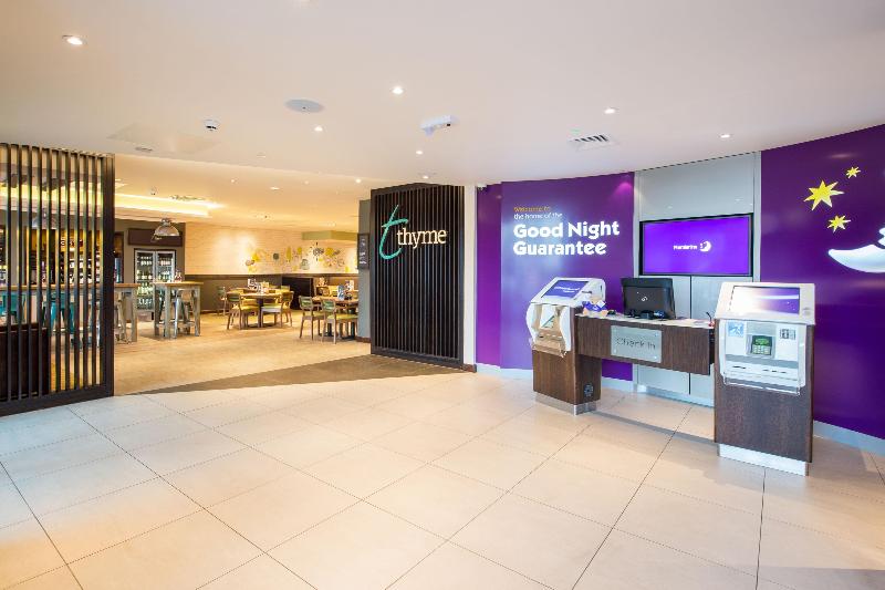 Premier Inn Basingstoke Town Centre - Lobi