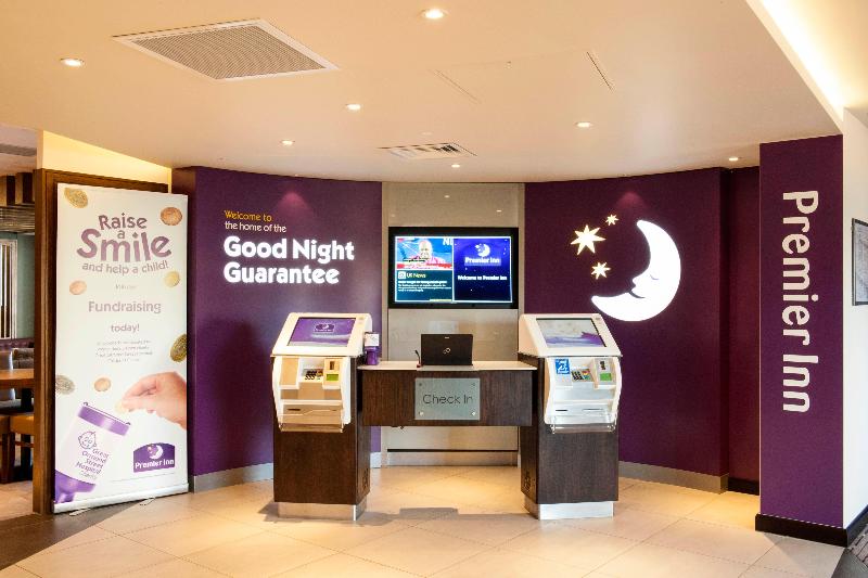 Premier Inn Woking Town Centre - Lobi