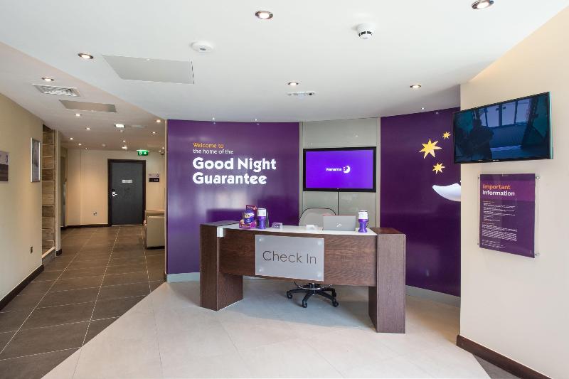Premier Inn Farnborough Town Centre - Lobi