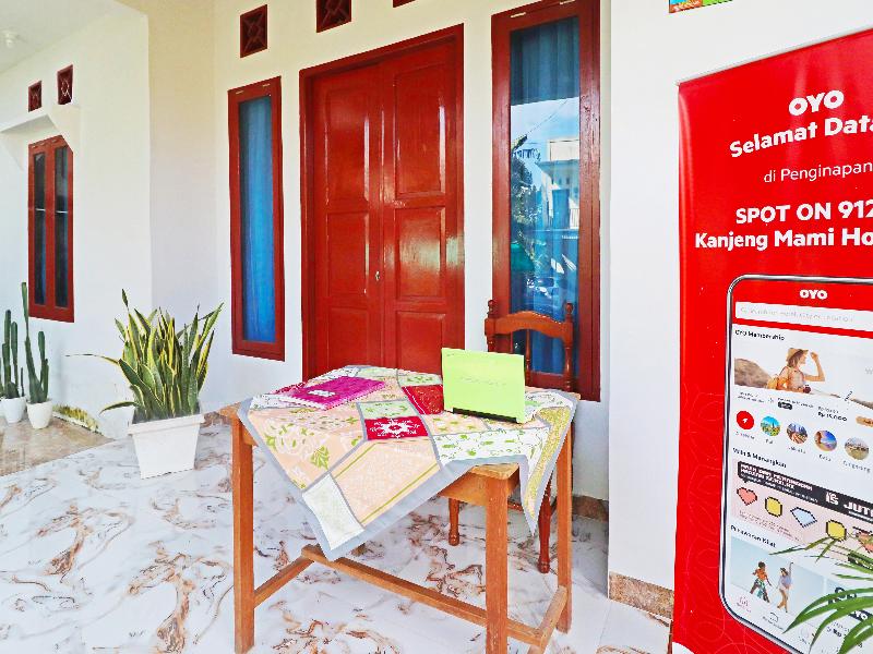 SPOT ON 91222 Kanjeng Mami Homestay Syaria - Lobi