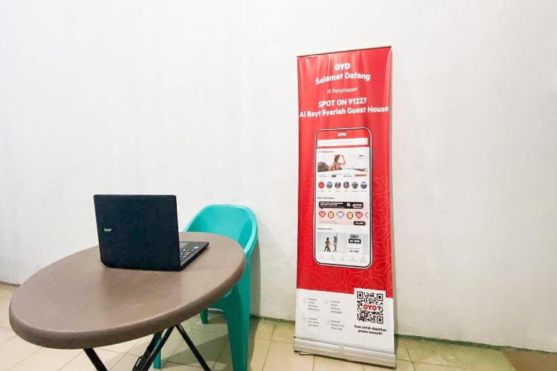 SPOT ON 91227 Al Bayt Syariah Guest House - Lobi