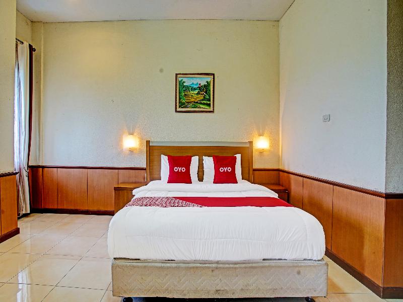 OYO 90947 Hotel Sarbini - Oda