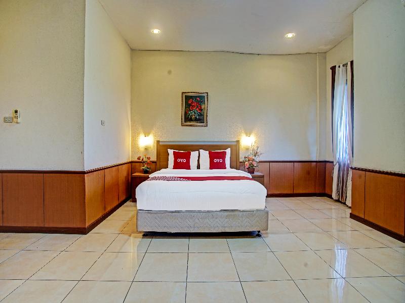OYO 90947 Hotel Sarbini - Oda