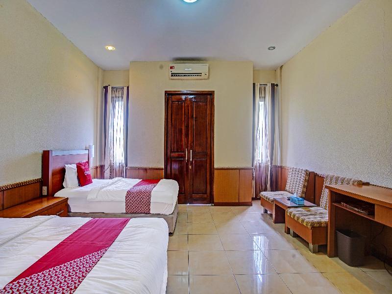 OYO 90947 Hotel Sarbini - Oda