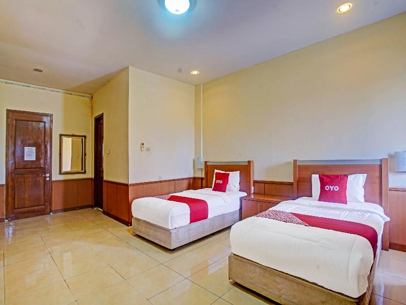 OYO 90947 Hotel Sarbini - Oda