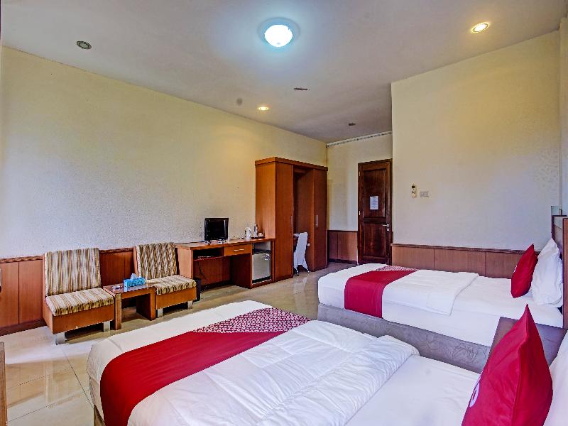 OYO 90947 Hotel Sarbini - Oda