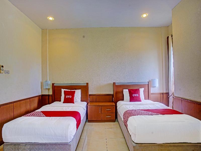 OYO 90947 Hotel Sarbini - Oda