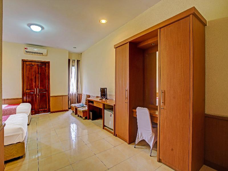OYO 90947 Hotel Sarbini - Oda