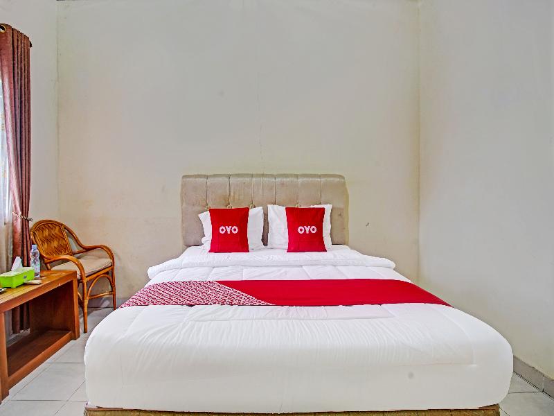 OYO 90947 Hotel Sarbini - Oda
