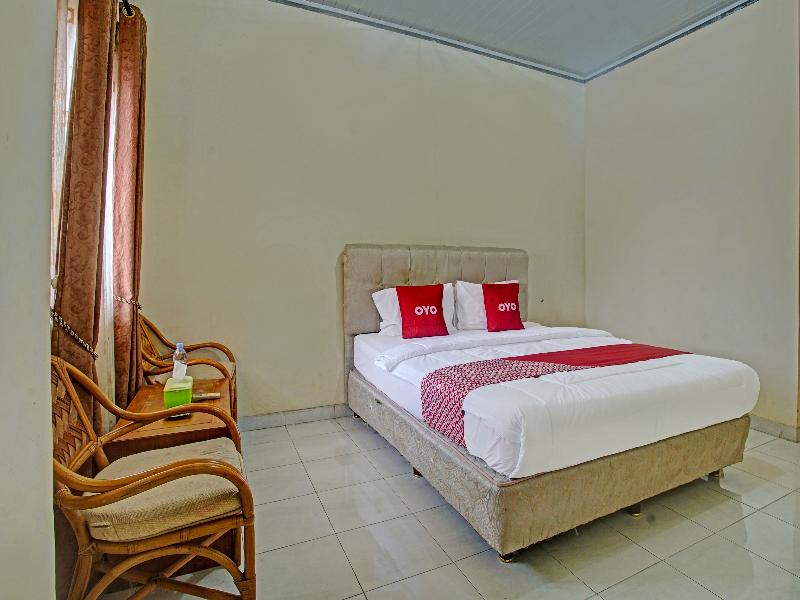 OYO 90947 Hotel Sarbini - Oda